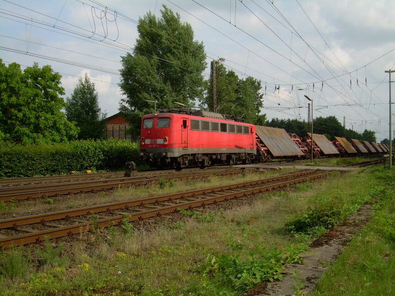 140 537 mit Stahlplattenzug auf dem Weg Richtung Bremen in Eystrup am 23.6.2007