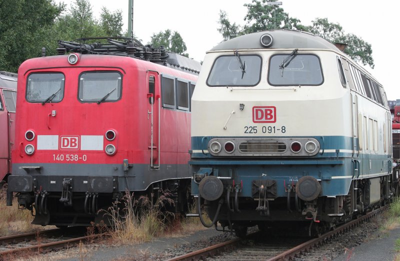 140 538-0 & 225 091-8 stehen z-gestellt in Kln Gremberg, aufgenommen von einem Fuweg am 12.07.2009