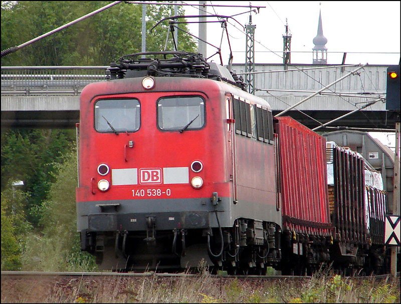 140 538-0 vor dem TEC55707 unterwegs zum Seehafen Rostock. (Stralsund 31.08.06) 
