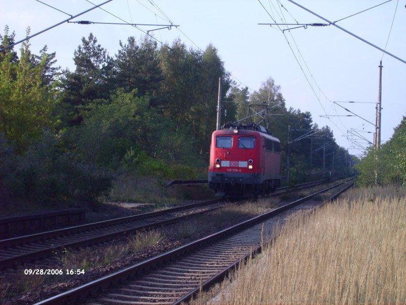 140 538 f�hrt solo am ehemaligen Haltepunkt Vogelsang vorbei und erreicht gleich Eisenh�ttenstadt.28.09.06