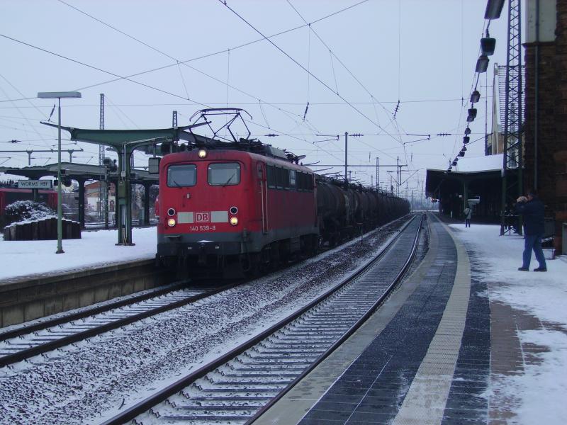 140 539 mit Kesselzug am 29.12.05 in Worms .