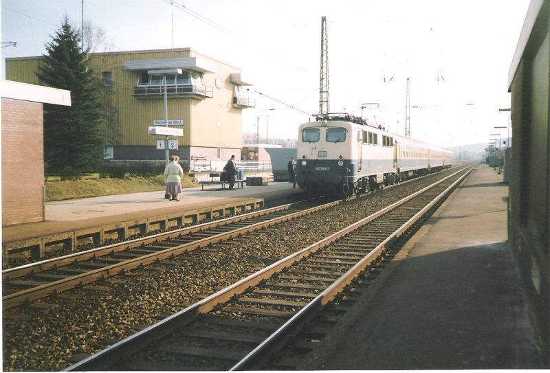 140 548-3 mit der Regionalbahn Bebra - Gttingen im Bahnhof Eschwege West. Herbst 1993. Foto-Scan.