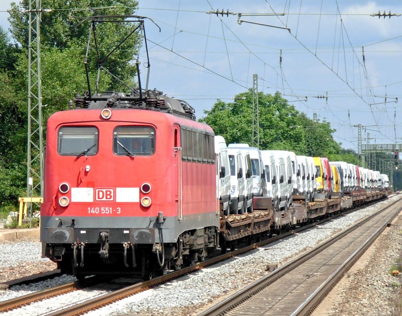 140 551-3 bringt eine Ladung  Mercedes Sprinter  in Richtung Sden. Aufgenommen am 05.08.08 in Friesenheim (Baden)