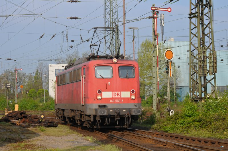 140 569 rollt in Oberhausen West ein. 19.04.2009