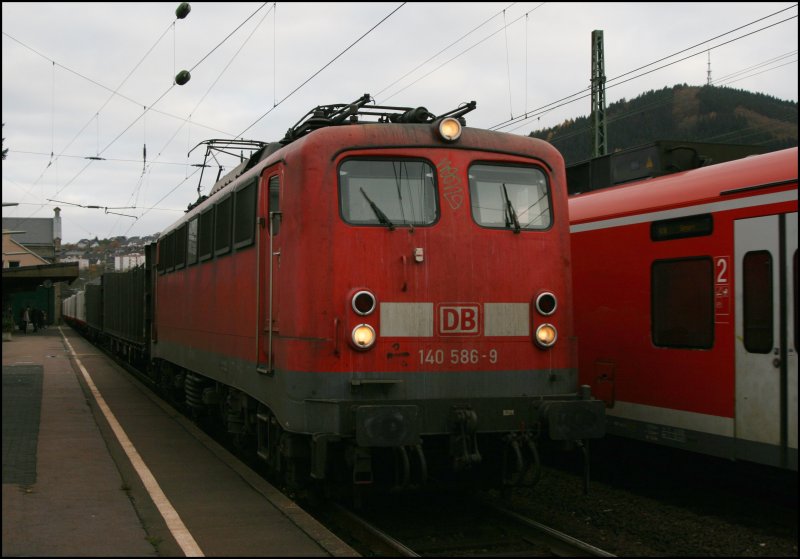 140 586 fhrt mit leeren BB Holzwagen in Plettenberg ein. (04.11.07)