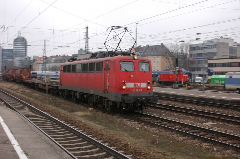 140 586 mit einer explosiven Fuhre am 08.03.08 im Mnchner Ostbahnhof