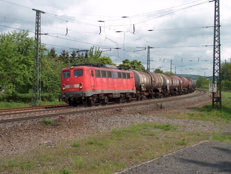 140 590-1 mit einen langen Kesselwagenzug Richtung Fulda am 08.05.2009