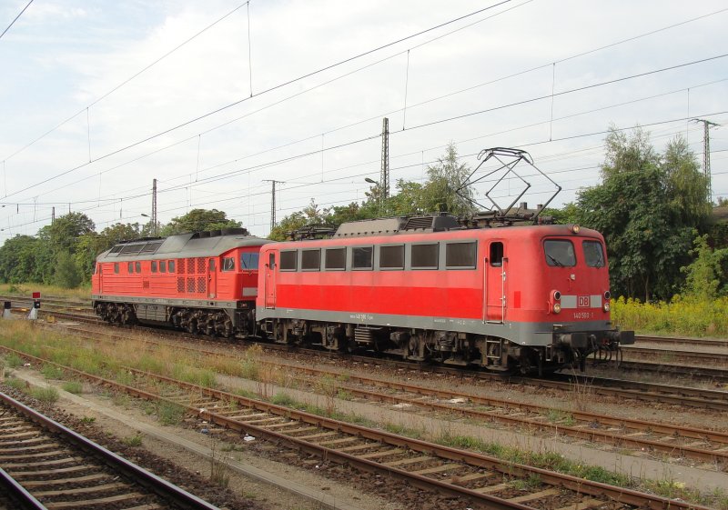 140 590-1 zieht eine Ludmilla durch den Magdeburger Hauptbahnhof. Fotografiert am 28.08.2009 von Gleis 8.