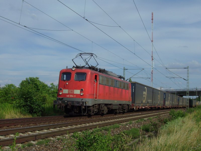 140 594 unterwegs in Richtung Wiesbaden / Rdesheim (Rhein). (Aufnahmeort: Mainz-Kastel, Juli 2008)