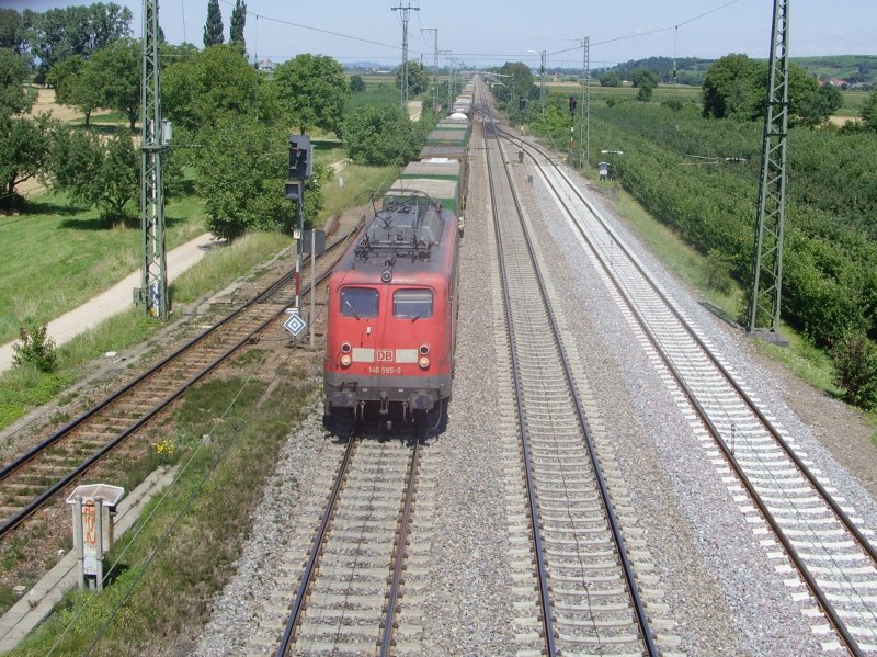 140 595-0 fhrt mit einem gemischten Gterzug in Richtung Mllheim (Baden). 31.07.07