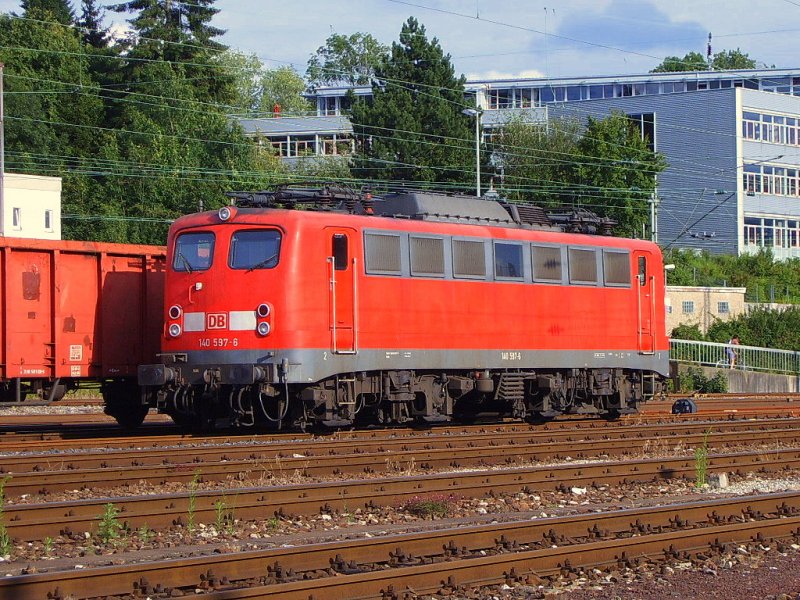 140 597-6 stand am 12.07.07 arbeitslos auf einem Gtergleis des Aalener Bahnhofs.