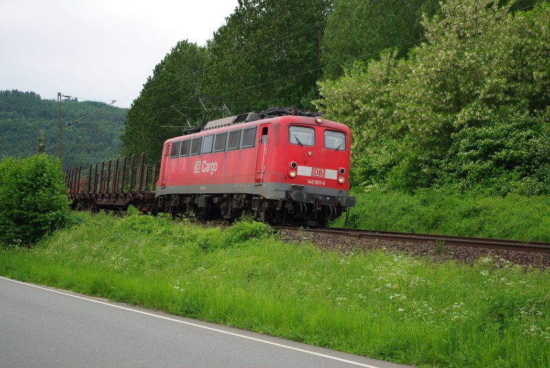 140 601-6 mit einem leeren Pipelinenzug in Fahrtrichtung Norden kurz vor Bad Sooden-Allendorf. 26.05.2009.