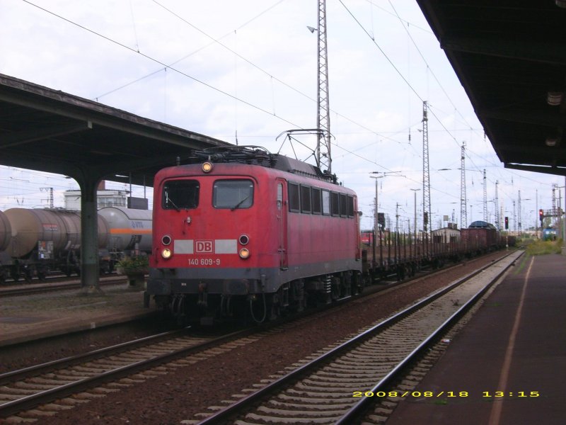 140 609 durchfhrt am 18.08.08 mit einem Gterzug Grokorbetha in Richtung Weimar. 