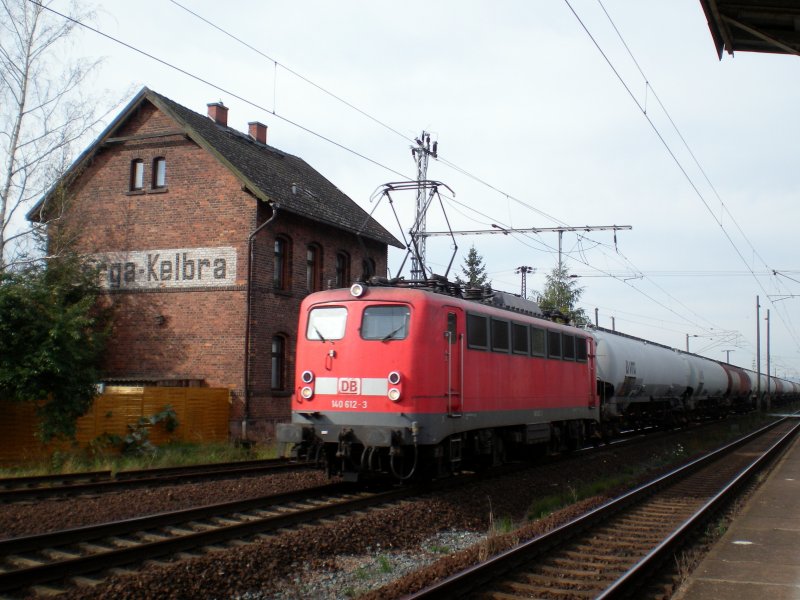 140 612 mit einem Kesselwagenganzzug durchfhrt am 11.09.2008 den Bahnhof Berga-Kelbra Richtung Sangerhausen/Halle(Saale). 
