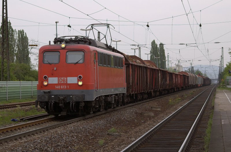 140 613-1 mit Gterzug, fhrt in Ladenburg Richtung Mannheim-Friedrichsfeld. 16.04.2009