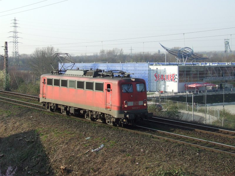 140 613-1 passiert als LZ das CentrO in Oberhausen. Im Hintergrund ist das Sea Life zu sehen. 15.3.07