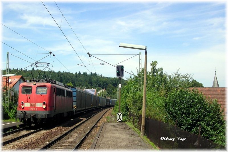 140 614-9 durchfhrt mit dem mittglichen Daimlerzug Rastatt - Sindelfingen den Bahnhof Bilfingen. 26.07.07