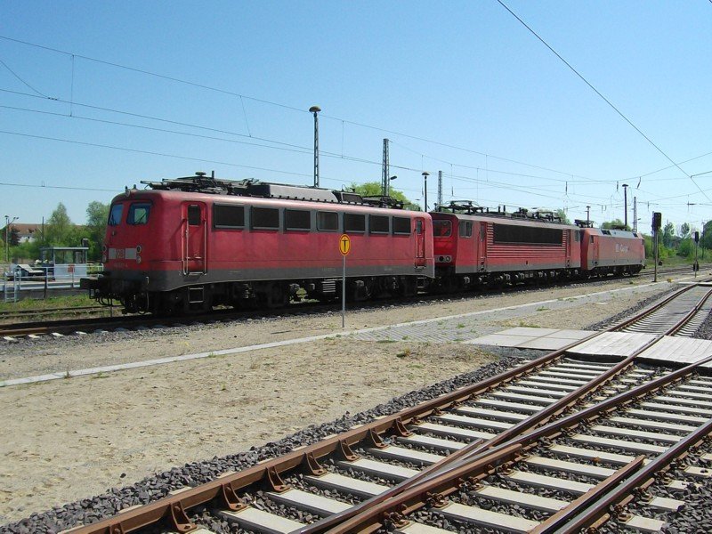 140 621-4 mit 155 211-6 und 152 003-0 am 6.05.07 im Bahnhof von Wismar.
<a href= http://staedte.kaposo.de  target= _blank ><img src= http://www.Bahnbilder.de/counter/counter_new.php?key=144315884  alt= Stdte auf Kaposo  title= Stdte auf Kaposo  border= 0  /></a>
