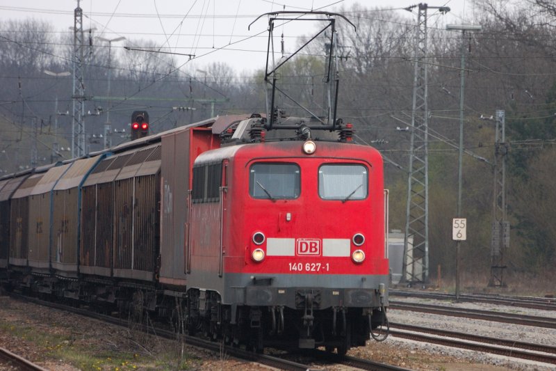140 627-1 mht sich, von Donauwrth kommend, vor einem schweren  Habis -Zug. Nur der erste Wagen passt nicht so recht ins Zugbild. (KBS 995/980 im Nov. 2008).