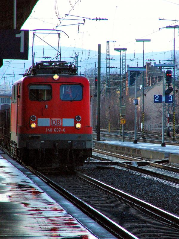 140 637-0 bei der Durchfahrt Bhf Neuwied. Aufgenommen am 12.03.05
.