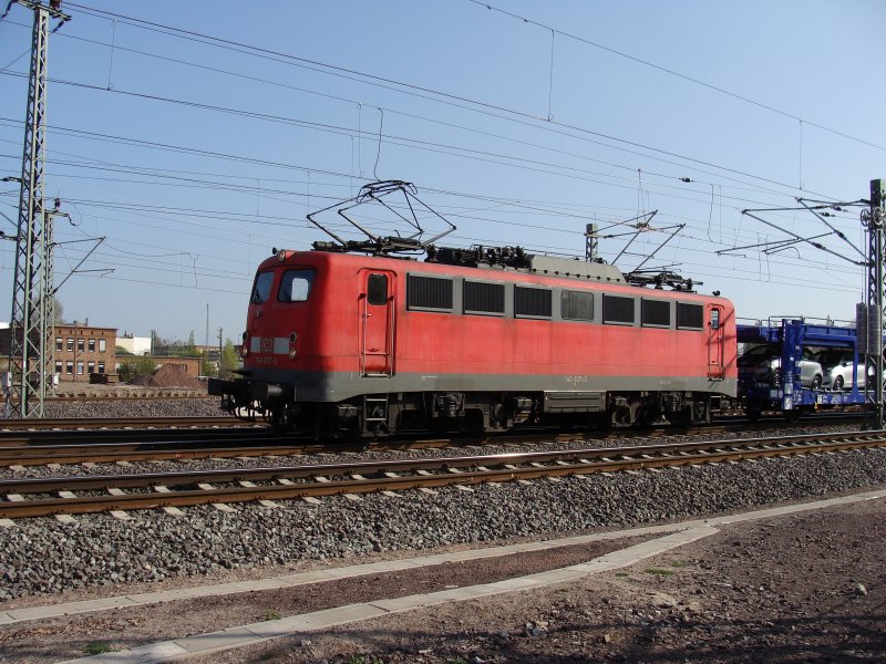 140 637-0 fhrt mit einem langen Ganzzug voller Kleinwagen in Richtung Magdeburg Hbf am 14.04.2009. 