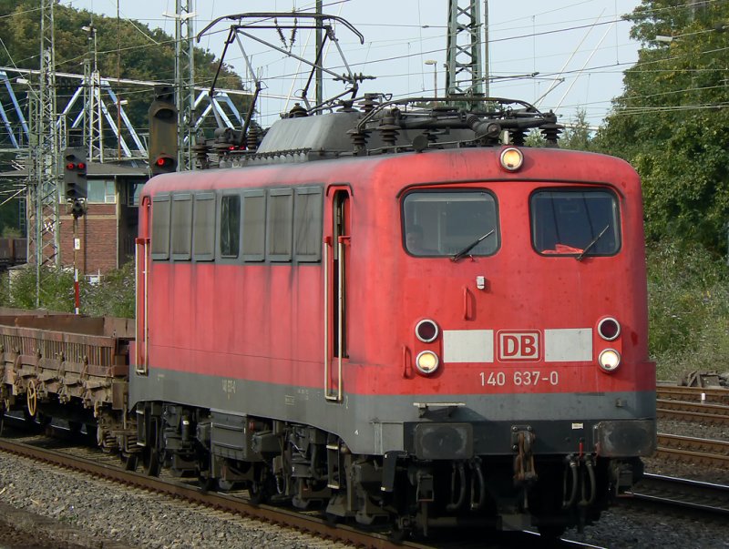 140 637-0 mit Flachwagen Gz. , aufgenommen am 10.08.09 in Kln West