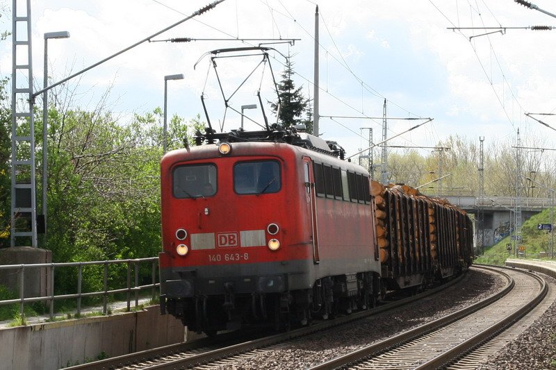 140 643 fhrt mit einem Holzzug durch Schwerin-Gries. 18.04.2007