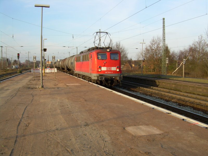140 644 am 29.12.2006 mit einem Kesselwagenzug in Nienburg Weser