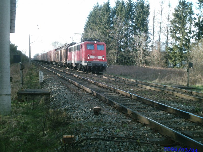 140 644 mit Gz Richtung Braunschweig in Hhe Peine-Horst
auf falschem Gleis. Am Zugende der bevorzugte Zug, auch
ein Gz mit 185! Dadurch schlich der darauffolgende RE 
Bielefeld - Braunschweig vorbei. 2 Minuten spter fuhr der der
23 min versptete IC Richtung Hannover! Gz-Rennen kurz vor dem 
entgegenkommenden IC! Nervenkitzel oder  Just in Time ? Musste
der IC dadurch warten in Peine? Ich frage mich, was durch
die Kpfe der betreffenden Fahrdienstleiter geht!!