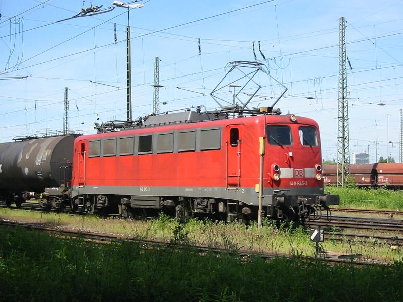 140 645 am 25.05.2005 im Gterbahnhof Karlsruhe.