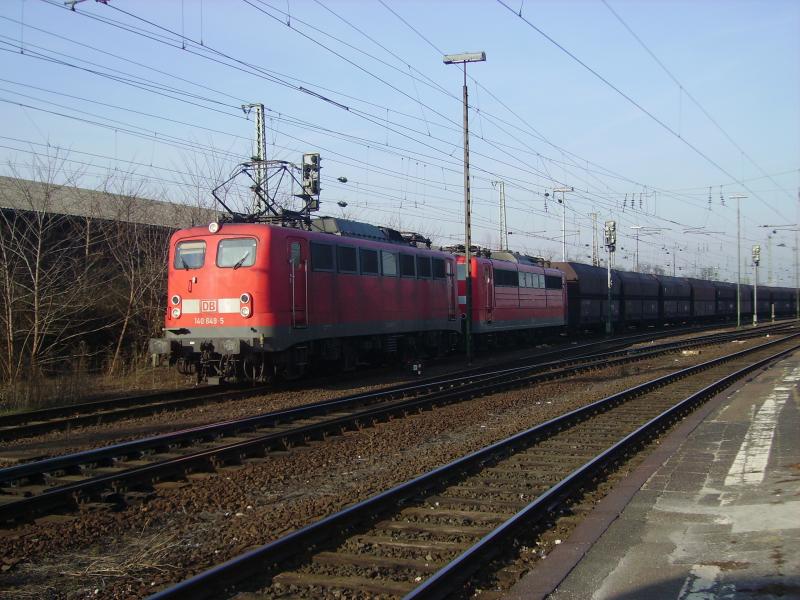 140 649 und 151 055 am 24.1.06 bei der ausfahrt von Worms.Die 151 ist abgebgelt weil ihr die Luft zum aufbgeln gefehlt hat.