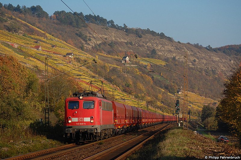 140 649 bringt am Nachmittag des 25.10.08 einen Selbstentladewagen-Ganzzug durchs Maintal in Richtung Gemnden, aufgenommen bei Gambach am Km 29,2 der KBS 800.