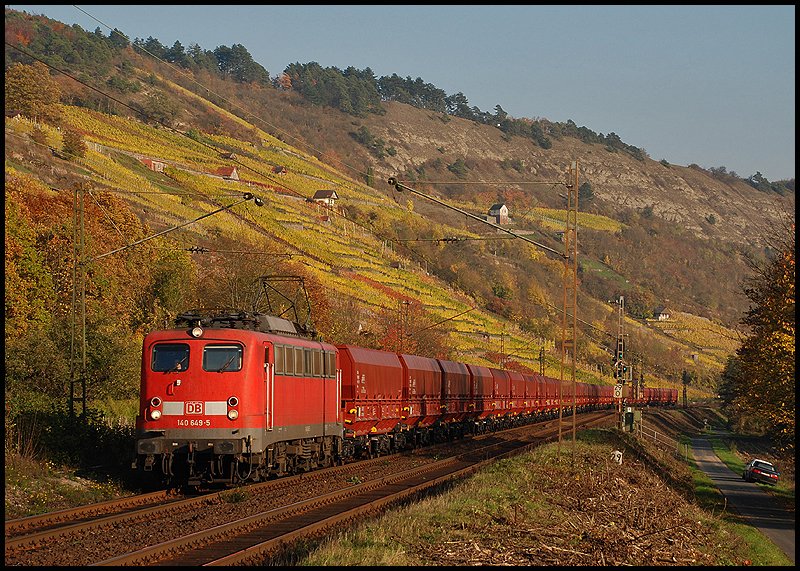 140 649 mit einem Ganzzug bei Gambach am 25.Okt 2008.