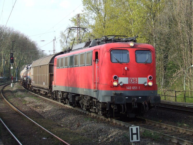 140 651-1 durchfhrt den Hp Bochum Hamme. 5.4.07