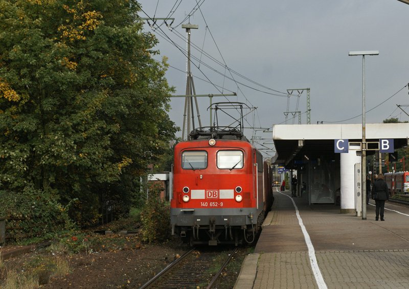 140 652-2 passiert am 16.10.2008 mit einem Gterzug nach Maschen den Bahnhof von Elmshorn.