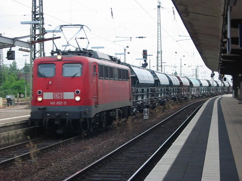 140-652 bei der Durchfahrt von Worms Hbf.