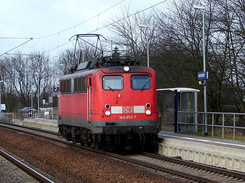 140 653 ist am 05.02.07 in Martensdorf unterwegs um im Hafen von Stralsund einen Tds-Ganzzug abzuholen.