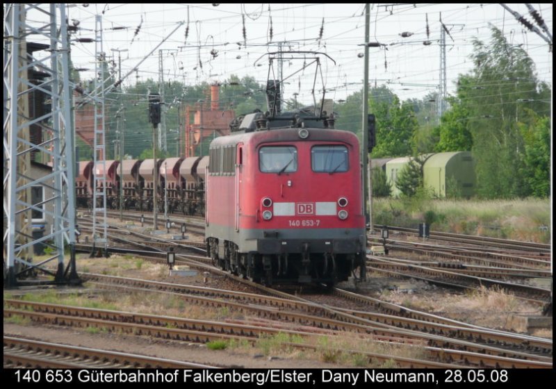 140 653 mit Kieszug nach Mhlberg am 28.05.08 hier in Falkenberg/Elster. Bild ist von einer ehemaligen Laderampe aus gemacht.