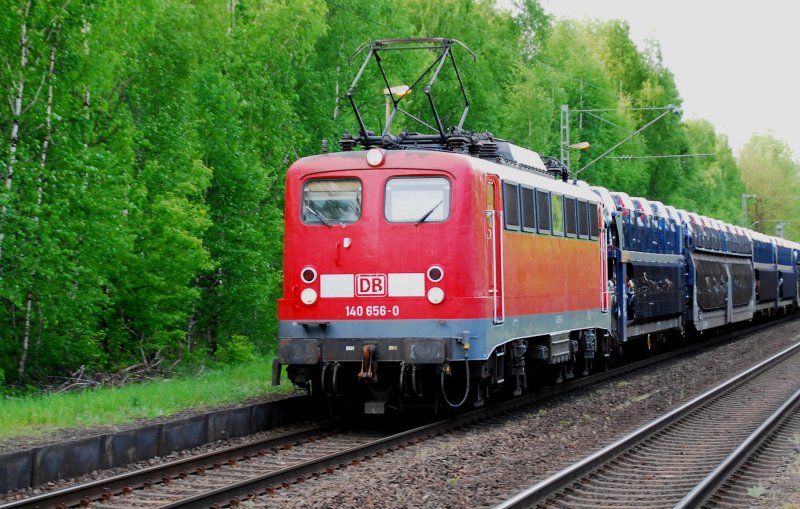 140 656-0 kommt am 27.04.2009 die Steigung zur Avenwedder-Brcke in Fahrtrichtung Ruhrgebiet hinauf. Im Schlepp einen Gterzug mit einer Ladung neuer Peugeot 206 sowie Opel Corsa. In der Mitte noch einge Flachwagen mit Stahlplatten.