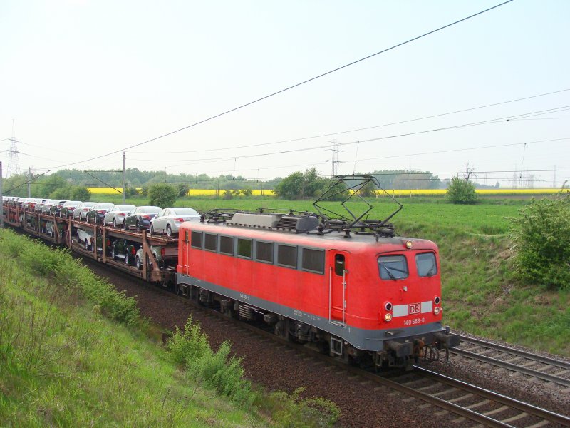 140 656-0 mit einem Ganzzug Autotransportwagen kurz vor Magdeburg. Der Zug kommt aus Richtung Braunschweig, fotografiert am 30.04.2009