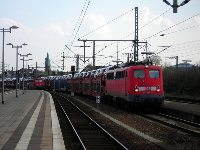 140 668 und 140 353 (hintergrund) im Bahnhof Lehrte