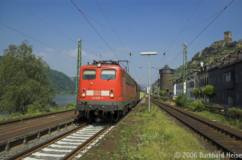140 668 am 17.6.2006 mit einem Gterzug in Kaub