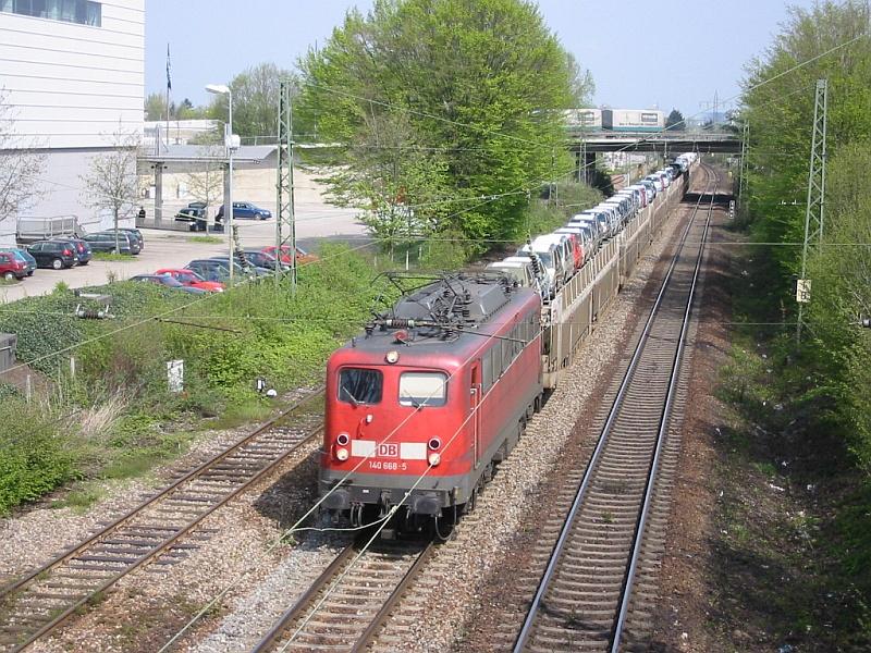 140 668 fhrt am 15.04.2005 mit einem Gterzug durch Karlsruhe. Die Aufnahme entstand unweit meines Arbeitsplatzes an der Durlacher Allee.