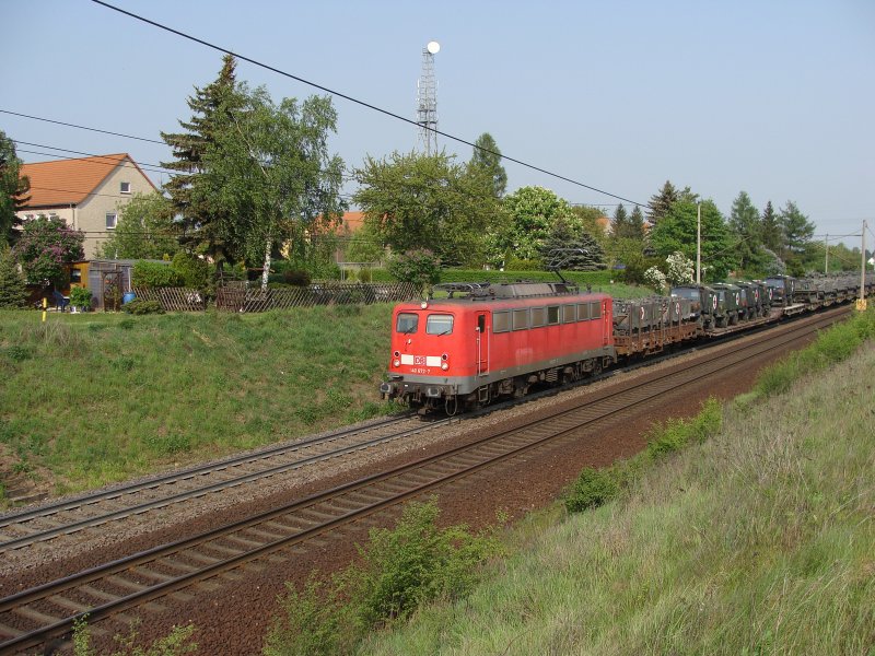 140 672-7 kommt mit einem Militrtransport der Bundeswehr (beladen mit Unimog, Marder, Fuchs, Leopard 2, Sanittspanzer auf Basis von M113) aus Richtung Magdeburg. Fotografiert am 30.04.2009