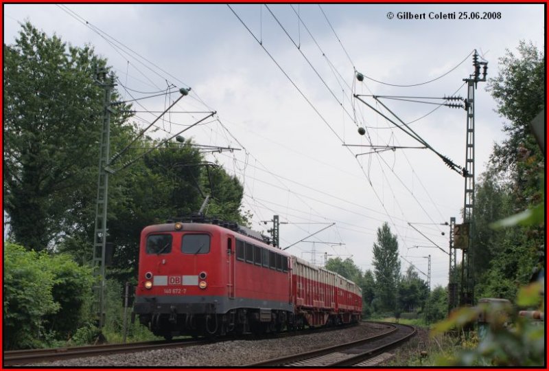 140 672-7 mit gemischtem Gterzug am Km 28,190 in Dsseldorf am 25.06.2008