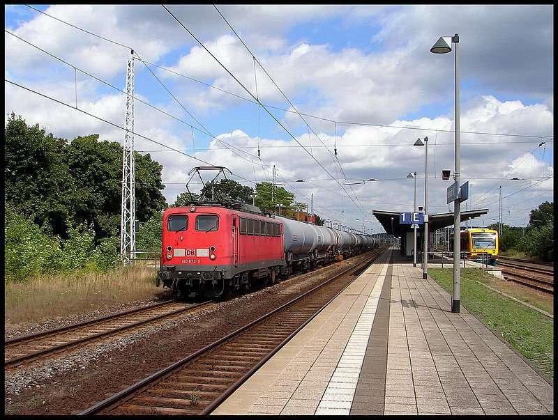 140 673-5 durchfhrt mit einem Kesselwagenzug den Hbf Neustrelitz.     am 14.08.08 