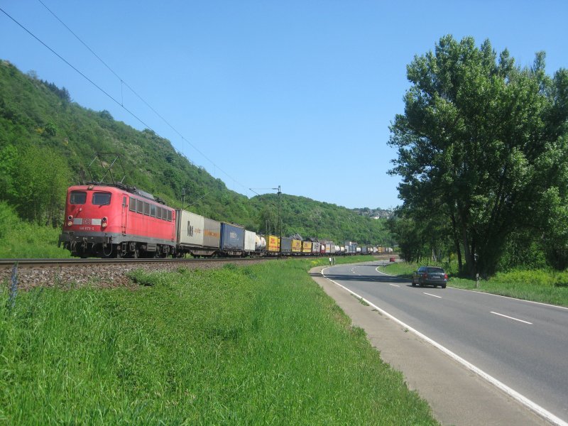 140 673 zieht am 10.05.2008 einen gemischten Containerzug an der Erpeler Ley entlang Richtung Kln.