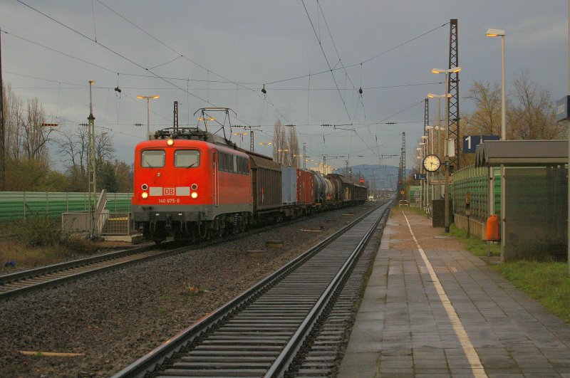 140 675-0 mit Gterzug bei der Fahrt durch den Bahnhof Ladenburg Richtung Mannheim Friedrichsfeld. 27.03.2008