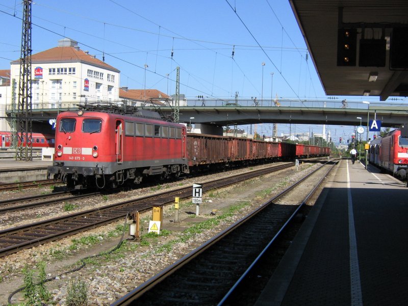 140 675 mit einem Gterzug am 6.8.2007 in Regensburg.