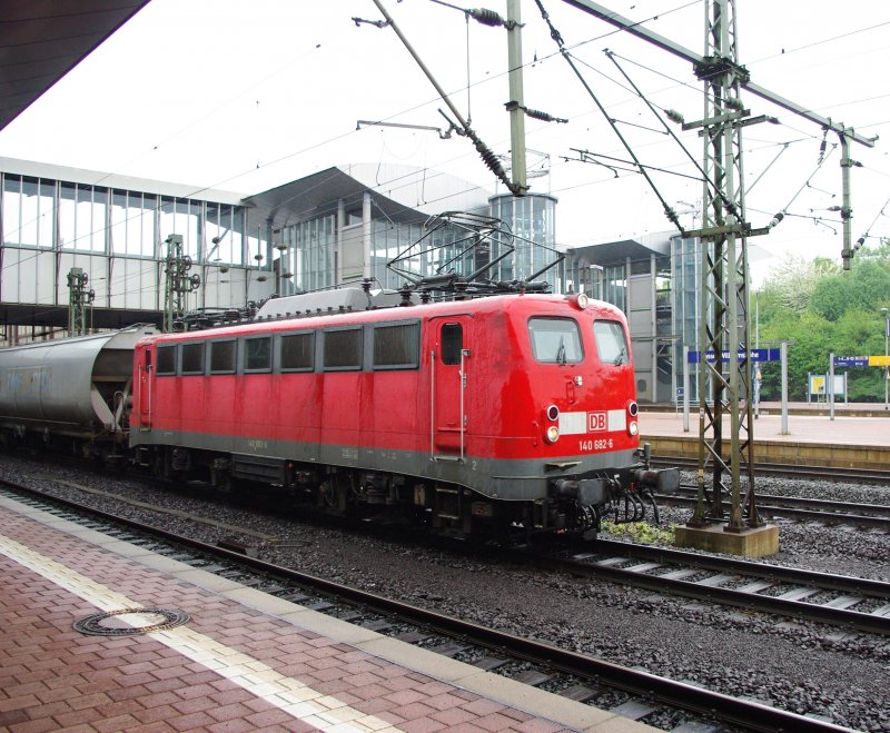 140 682-6 mit Getreidezug durch Kassel-Wilhelmshhe. Aufgenommen bei Sauwetter am 17.04.2009.